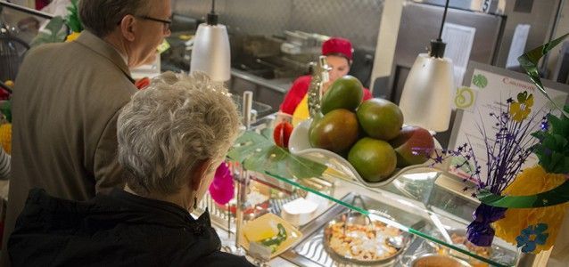 Dean Ecklund and another woman browse through Island Soul's various options. Photo by Janelle Clausen.